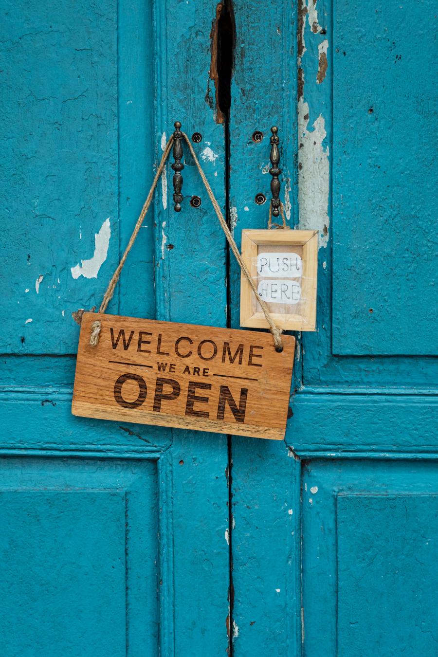 Porte bleue avec panneau "open"