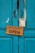 Porte bleue avec panneau "open"